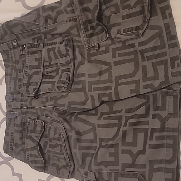 Quicksilver Gray Print Design Cargo Shorts Men's Size 32 - Picture 3 of 4